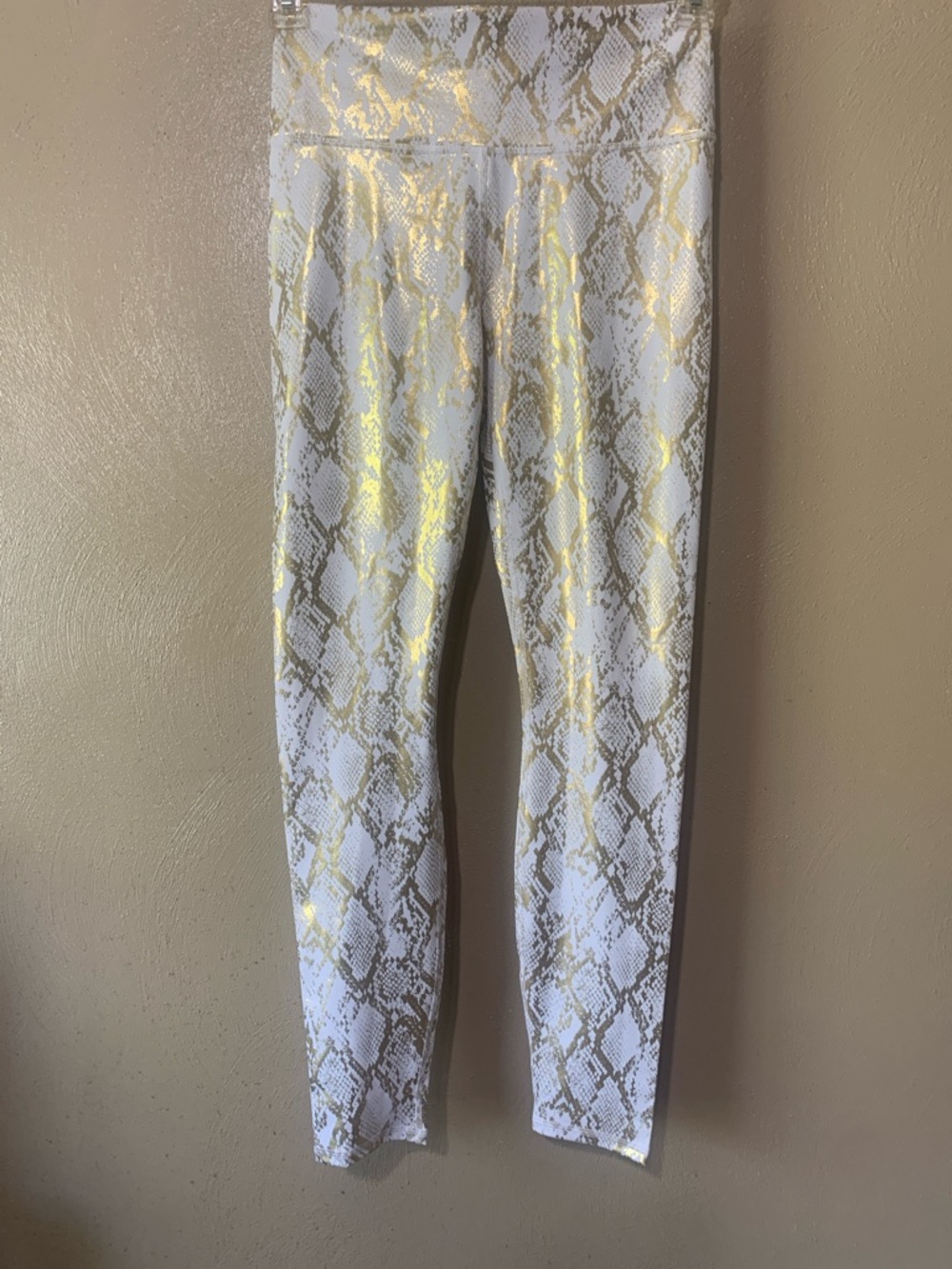 Fabletics size M White and Gold Snake-Print Women's Leggings NWT
